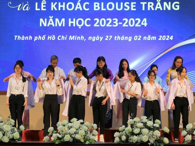 Áo blouse và hình ảnh người thầy thuốc